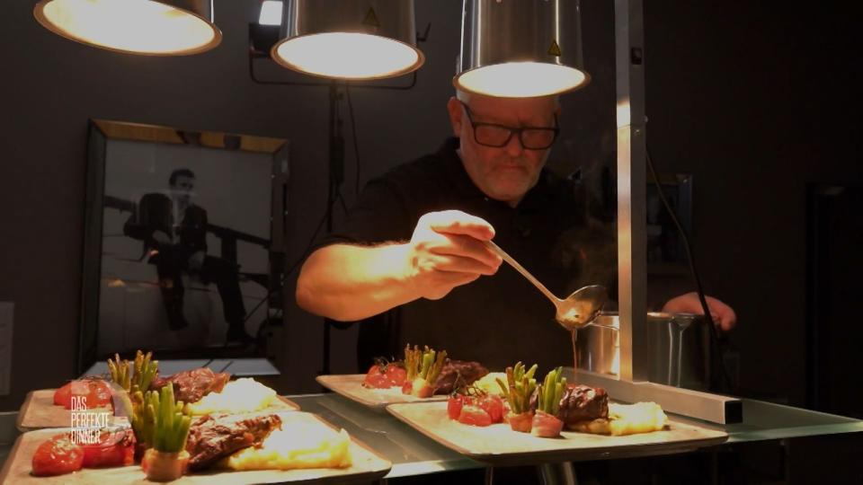 Sieht gut aus, schmeckt hoffentlich auch so: Torstens Kalbsbäckchen mit Stampf und Speckbohnen.
 (Bild: RTL)