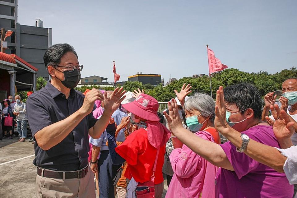 張善政大園拜票民眾夾道歡迎並高喊「張市長好」、「善哥加油」、「善哥凍蒜」等支持口號。（張善政辦公室提供）