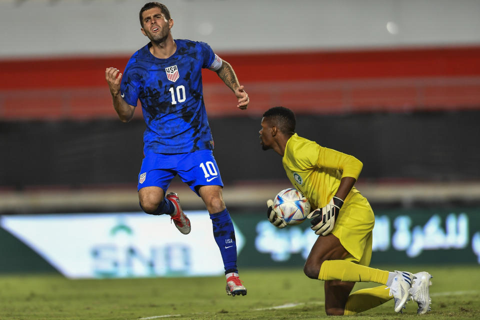 ARCHIVO - El arquero saudí Mohammed Faraj Alyami recupera el balón frente al delantero estadounidense Christian Pulisic durante un amistoso en Murcia, España, el 27 de septiembre de 2022. (AP Foto/José Bretón)