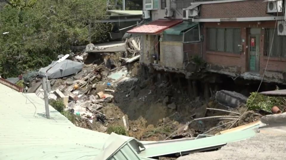 新店區安泰路房舍因地震造成地基掏空。   圖：林昀真/翻攝