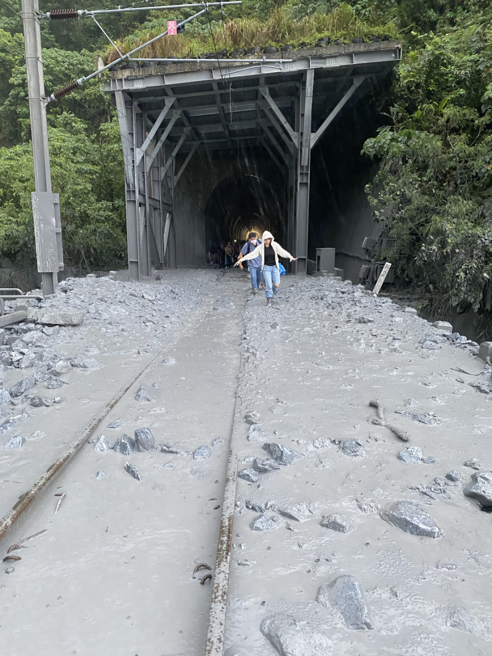 台鐵自強號第229次北上列車今（6/21）清水隧道受到土石流衝擊出軌，乘客下車步行搭接駁車。讀者提供