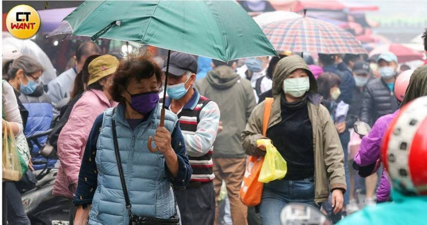 今天（2日）東北季風影響加上南方雲系影響，幾乎全臺都有降雨發生。（示意圖／黃耀徵攝）