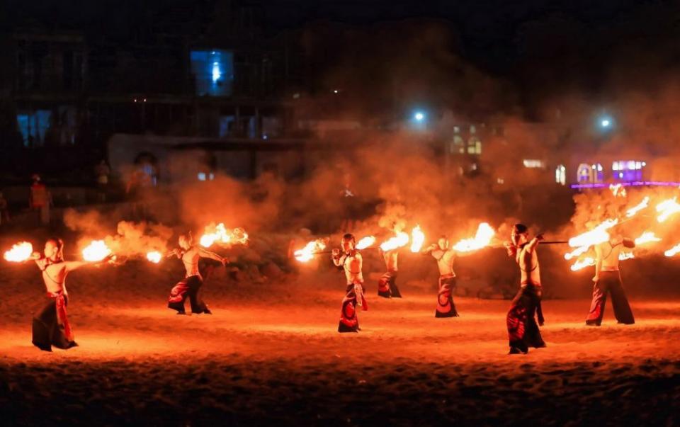 「北海潮與火」活動五日晚揭幕，海岸光影藝術展至九月四日晚，每週末將有精彩的火舞劇場展演。（記者吳瀛洲攝）