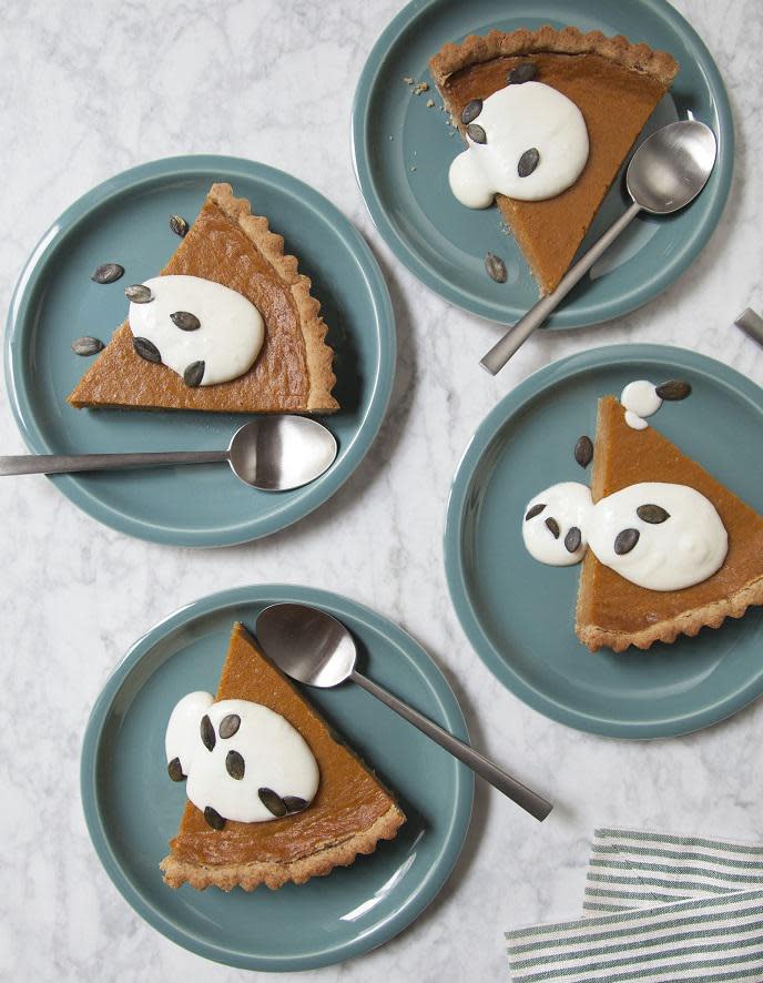 <p>Découvrir la recette de la <a href="https://www.elle.fr/Elle-a-Table/Recettes-de-cuisine/Pumpkin-pie-au-speculoos-3333341" rel="nofollow noopener" target="_blank" data-ylk="slk:pumpkin pie au spéculoos;elm:context_link;itc:0;sec:content-canvas" class="link ">pumpkin pie au spéculoos</a></p><br>