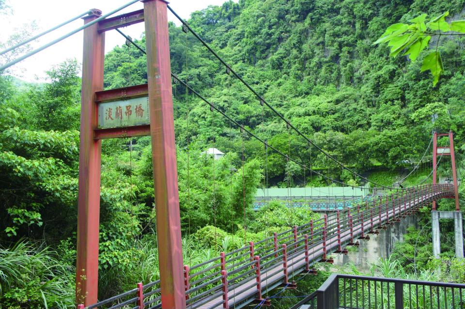 淡蘭古道紅色橋身佇立於清幽蓊鬱的山林間，十分顯眼。圖/新北市觀光旅遊網 