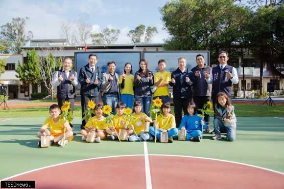 新竹市長高虹安與南隘國小學童合照。