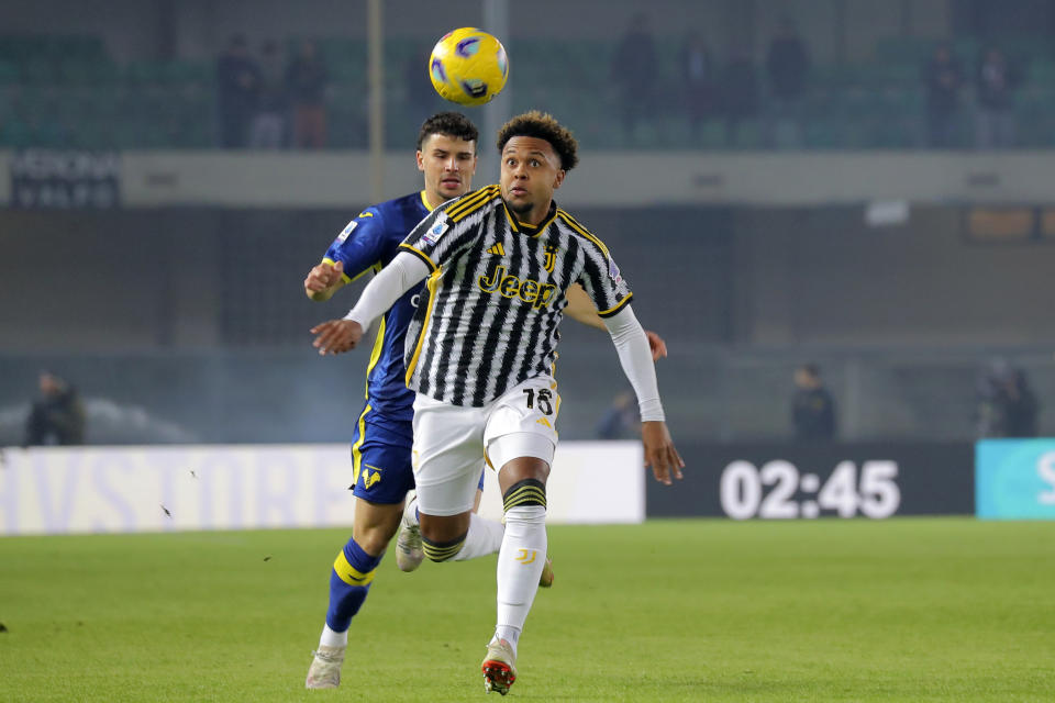 Juventus' Weston McKennie, foreground, is challenged by Verona's Dani Silva during the Serie A soccer match between Hellas Verona and Juventus, at the Marcantonio Bentegodi Stadium in Verona, Italy, Saturday, Feb. 17, 2024. (Paola Garbuio/LaPresse via AP)