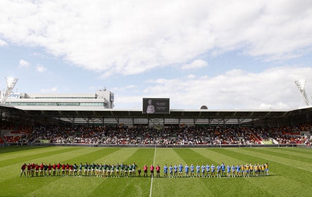 Players and officials observe a minute's silence in memory of the Queen ahead of kick-off