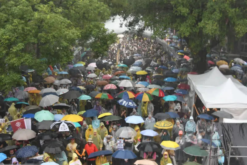 ▲青島東路湧進數千人到場抗議藍白欲通過國會改革法案。（圖／資料照片）