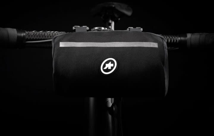 The ASSOS MILLE GTC LOWENKRALLE JACKET C2 is also a handlebar bag.