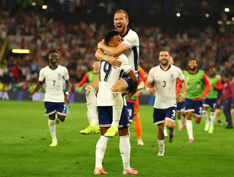 El inglés Harry Kane celebra con Ollie Watkins tras ganar un partido de la Eurocopa contra Países Bajos en el Estadio Dortmund BVB, Dortmund, Alemania