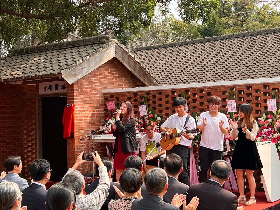 東海大學東海書房設立校友服務處及服務小棧今日揭牌。（圖：東海大學提供）