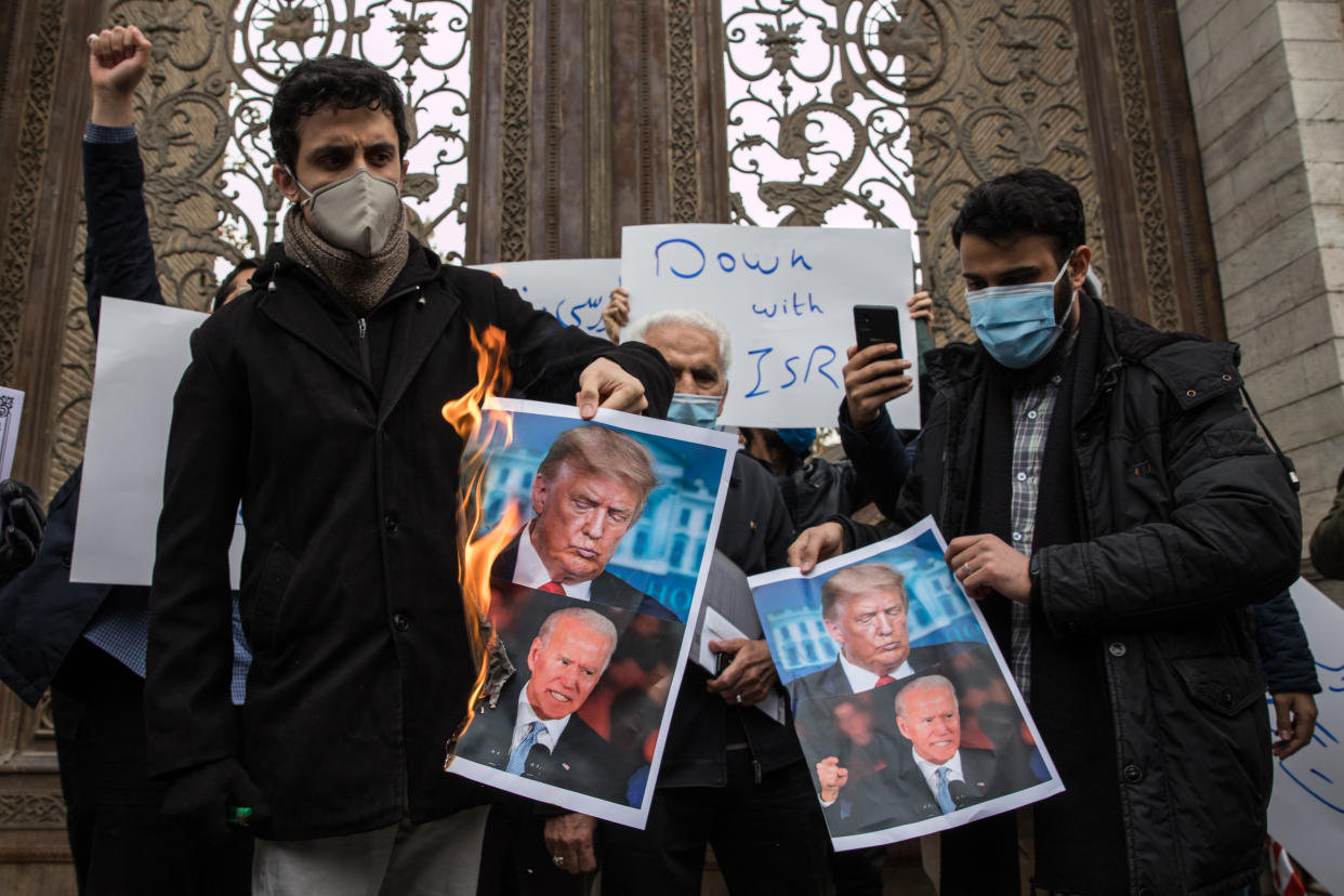Manifestantes en Teherán, Irán, queman fotos del presidente Donald Trump y del presidente electo Joe Biden después de que el principal científico nuclear de Irán, Mohsen Fakhrizadeh, fue asesinado, el 28 de noviembre de 2020. (Arash Khamooshi/The New York Times)