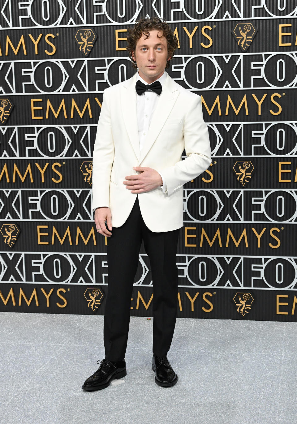 Jeremy Allen White in a cream tuxedo jacket (image via Getty Images)