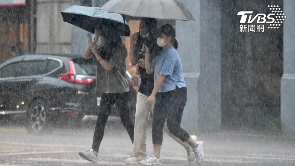 今（5）日午後仍有局部大雷雨發生機率。（圖／記者胡瑞麒攝）