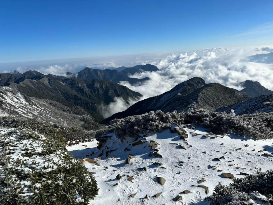 <strong>今冬寒流將再度來襲，最低溫預估7度甚至更低。圖為日前雪山下雪，山稜一片雪白。（圖／中天新聞）</strong>