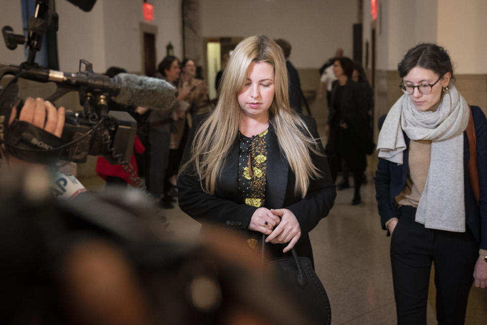 La publicista Haleigh Breest sale de la corte después de que el guionista y director Paul Haggis fue declarado culpable en un juicio civil por abuso sexual el jueves 10 de noviembre de 2022 en Nueva York. (Foto AP/John Minchillo)