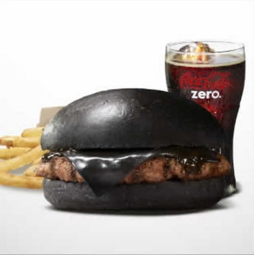 【驚奇食物】黑嚕嚕你敢吃嗎？日本黑漢堡限定發售中！