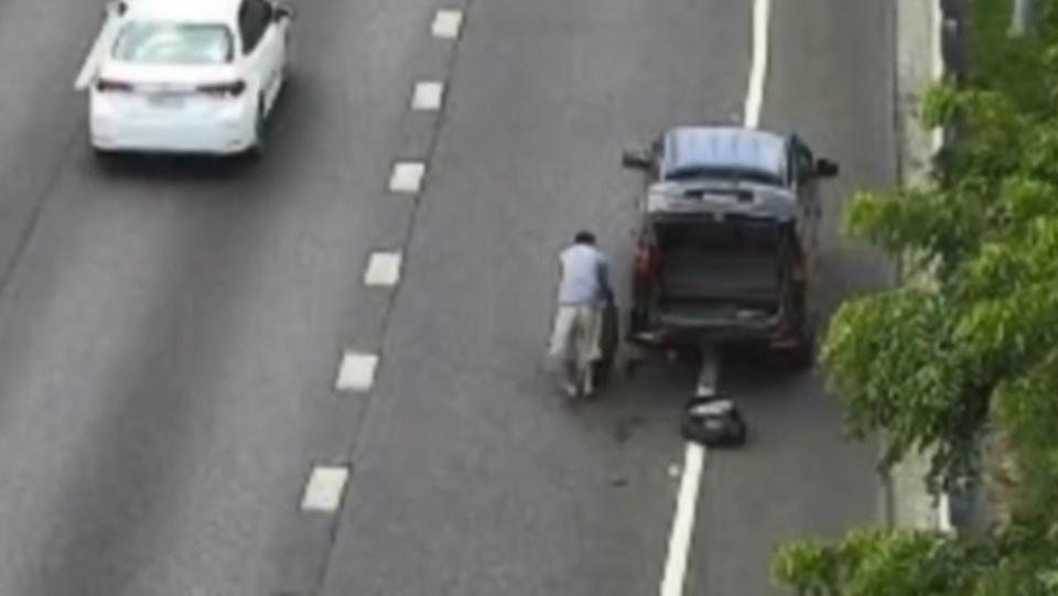 駕駛未將車完全停於路肩，車身近一半占用到減速車道。（圖／東森新聞）