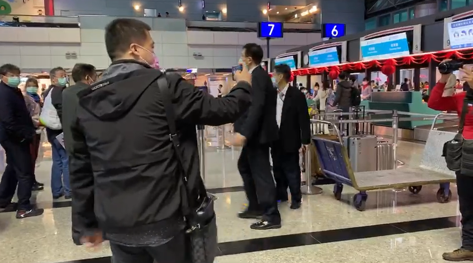 武漢遊客疑似不滿遣返還被拍攝，拿出手機反拍攝在場媒體。