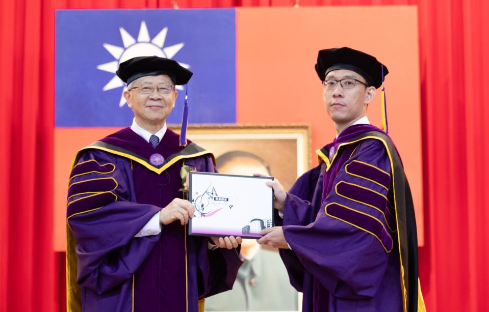 長庚大學校長湯明哲(左)一一為博士班畢業生撥穗並頒發畢業證書。圖：長庚大學提供