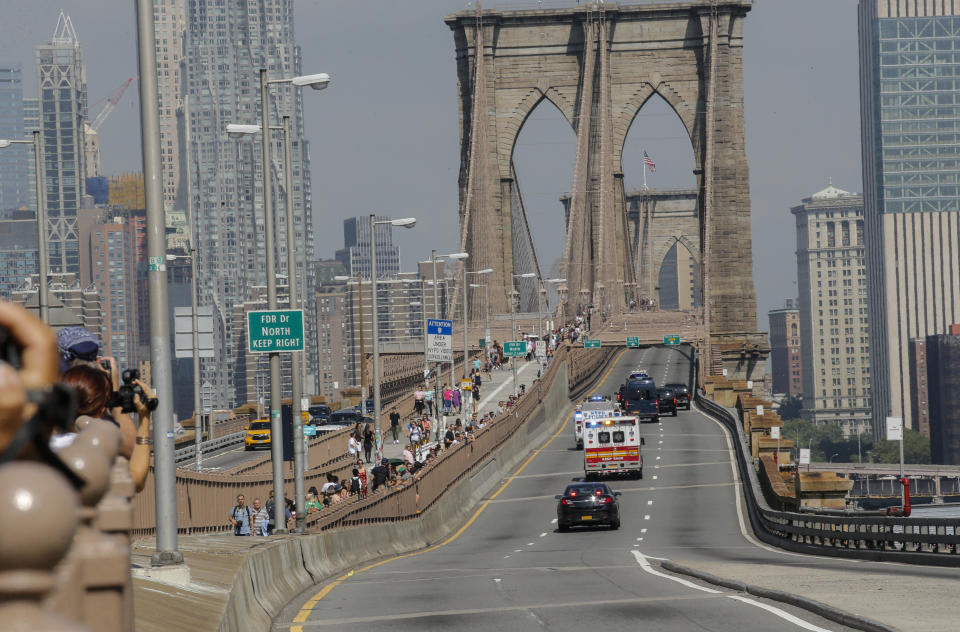 La caravana que transporta al narcotraficante mexicano Joaquín “El Chapo” Guzmán, cruza hoy, martes 14 de agosto de 2018, el Puente de Brooklyn, en Nueva York (EE.UU.). EFE/Kena Betancur