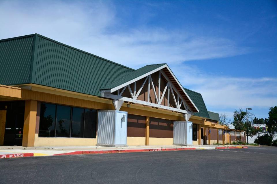 El antiguo sitio de Orchard Supply Hardware en Sisk Road, Modesto, California.