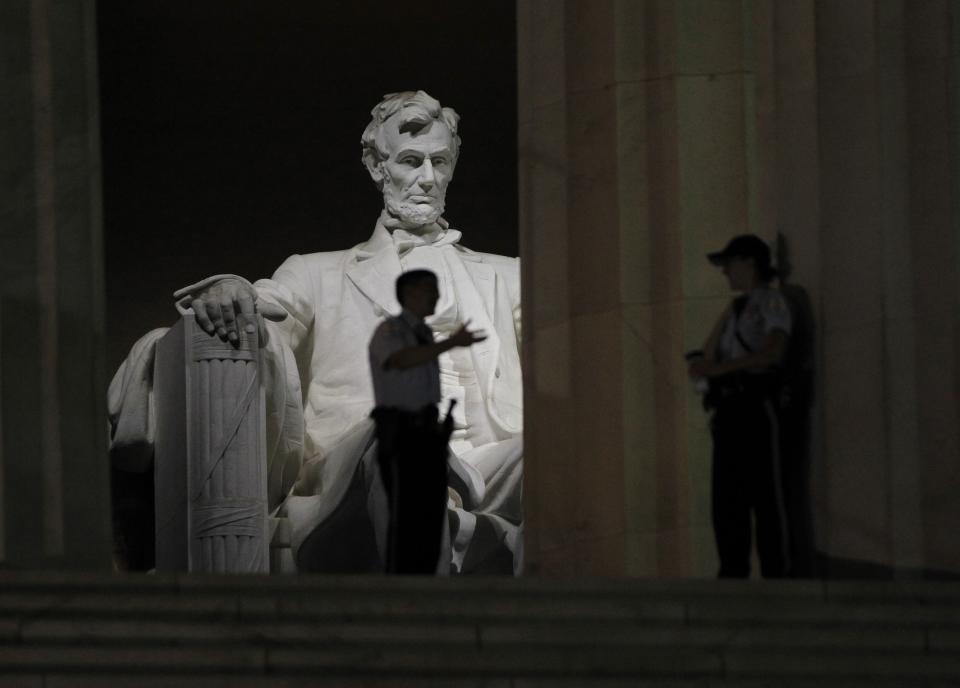 Security personnel are pictured at the Lincoln Memorial in Washington, October 1, 2013. The U.S. government began a partial shutdown on Tuesday for the first time in 17 years, potentially putting up to 1 million workers on unpaid leave, closing national parks and stalling medical research projects. REUTERS/Jason Reed (UNITED STATES - Tags: POLITICS BUSINESS TPX IMAGES OF THE DAY)