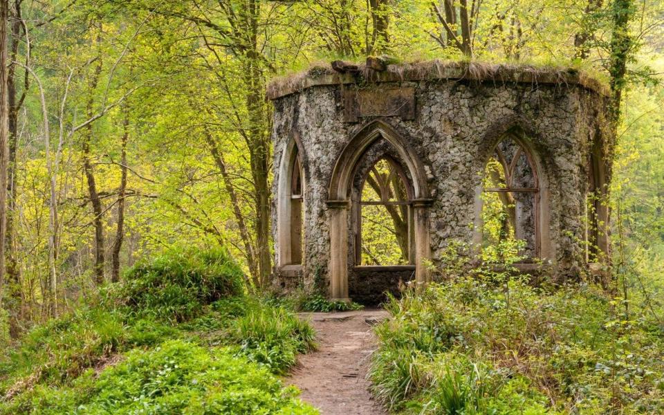 ruins Fisher's Hall Hackfall Woods best gardens summer visit - Alamy Stock Photo