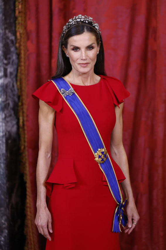 La Reina se viste de rojo y vuelve a llevar tiara en una esperada cena de gala