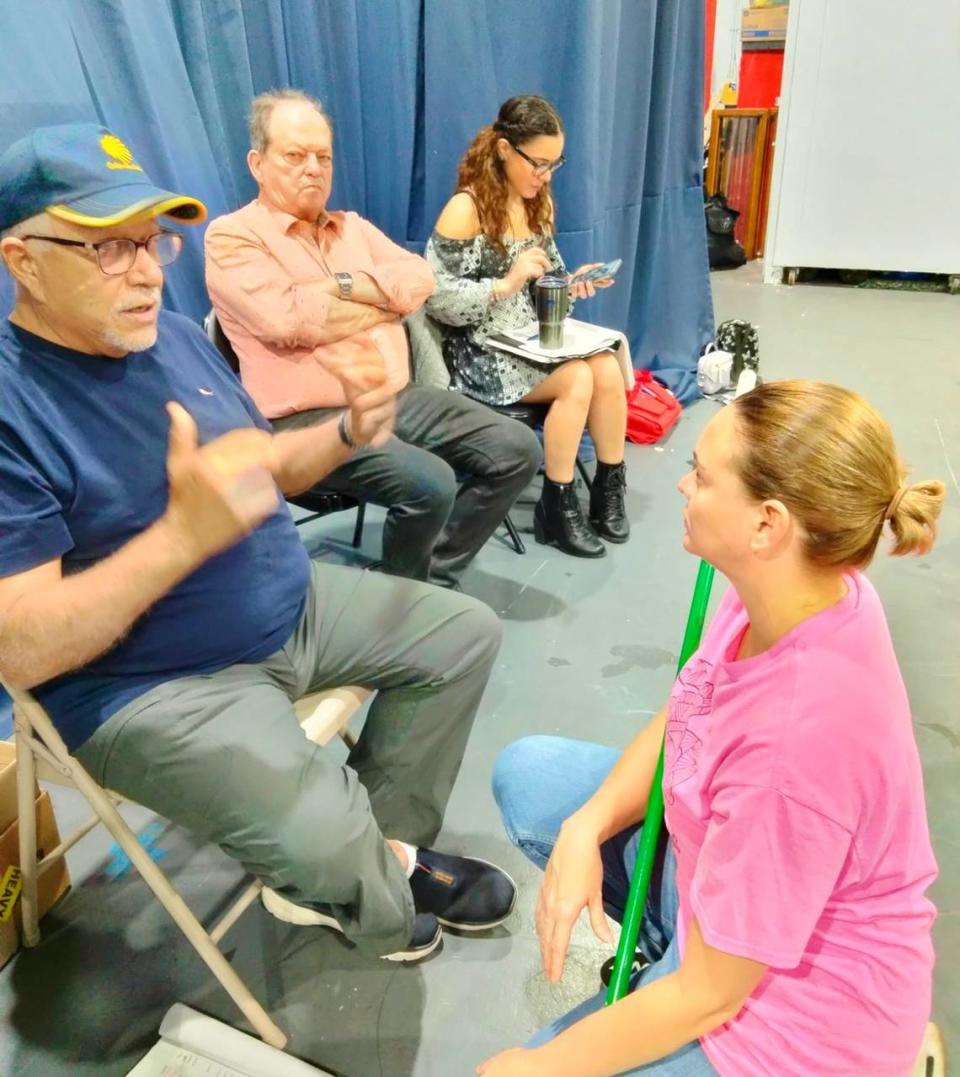 Marcos Casanova y Yani Gil durante un ensayo de la obra ‘La vida es un gran bolero’.