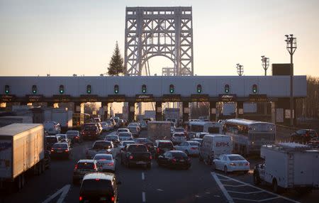 The George Washington Bridge toll booths are pictured in Fort Lee, New Jersey January 9, 2014. REUTERS/Carlo Allegri