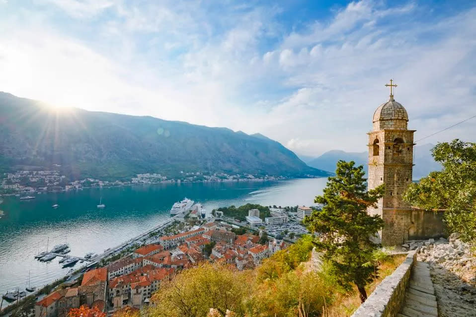 Vista de la bahía de Boka, en Kotor (Montenegro), uno de los lugares más baratos para comprar inmuebles. (Forbes Argentina)