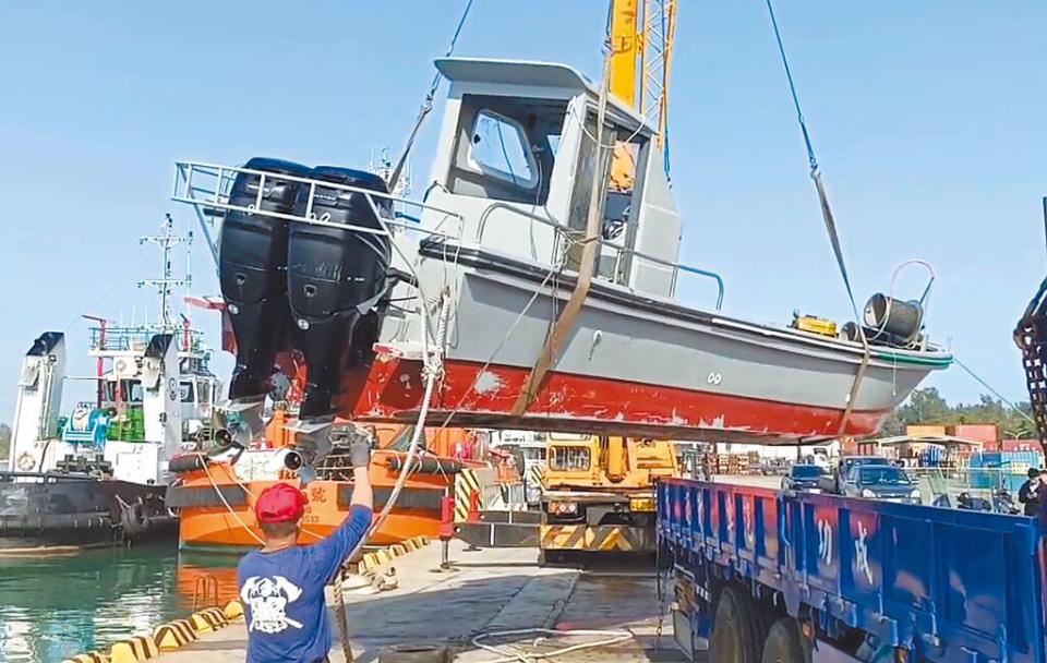 金門地檢署與海巡隊2月15日將非法越界翻覆的大陸漁船吊上岸仔細勘驗，是否有撞擊痕跡。（民眾提供／于家麒金門傳真）