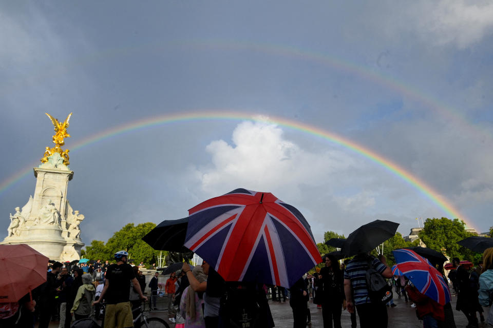 Zwei Regenbögen über dem Trafalgar Square in London. (Bild: Reuters)