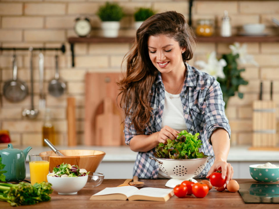 Wer das Rezept vor dem Kochen gründlich liest, spart hinterher viel Zeit. (Bild: Just Life / Shutterstock.com)