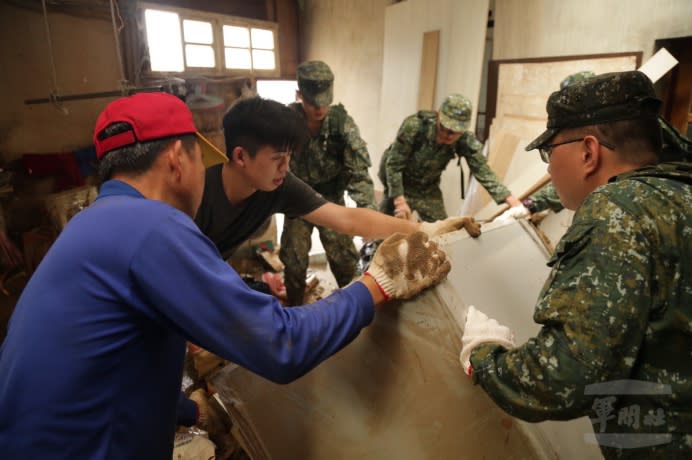 陸軍裝甲584旅官兵協助新豐鄉民眾清理家園。（軍聞社記者李忠軒攝）