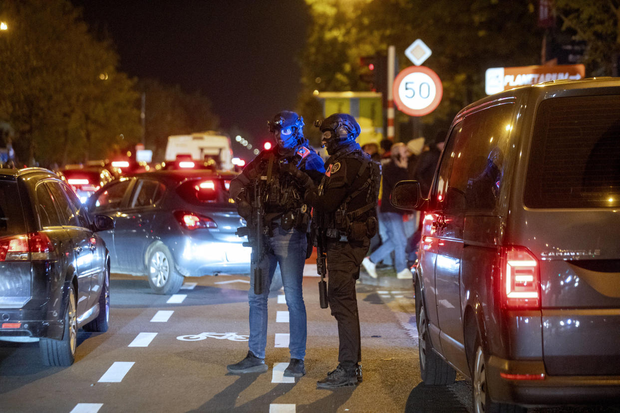 À Bruxelles, un homme ouvre le feu et tue deux personnes avant de prendre la fuite
 (Photo des agents de police sur les lieux de la fusillade à Bruxelles le 16 octobre 2023) 