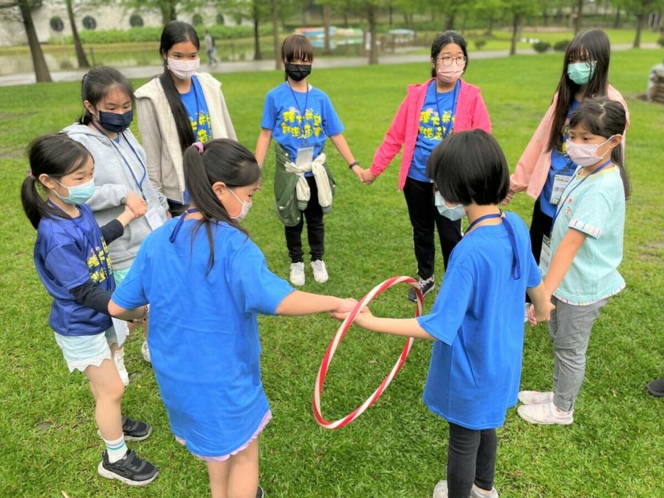 新北市教育局辦理圓夢基金得獎生體驗營，學生進行大地遊戲。   圖：新北市教育局提供