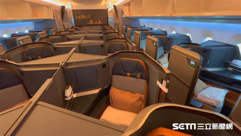 星宇航空A350共有26席商務艙，每個位置都有專屬的出入通道和拉門設計，非常有隱私感。（圖／記者張雅筑攝）