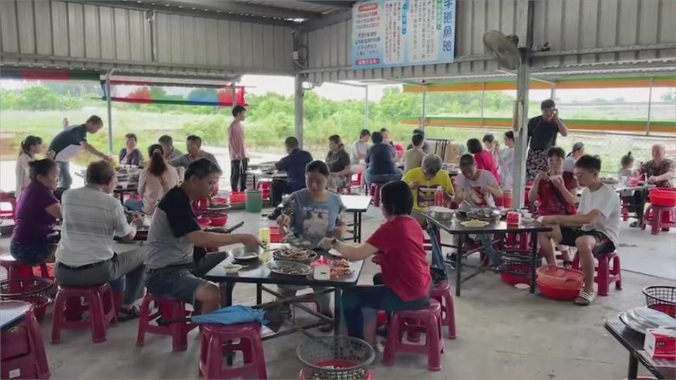 把握白天風雨小　嘉義東石民眾擠餐廳大啖烤鮮蚵