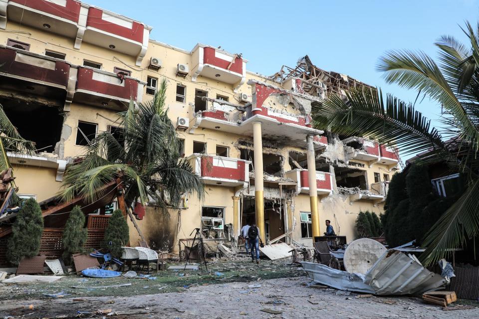 The damaged structure of the Hayat Hotel in Mogadishu is seen on August 21, 2022. - The death toll from a devastating 30-hour siege by Al-Shabaab jihadists at a hotel in Somalia's capital Mogadishu has climbed to 21, Health Minister Ali Haji Adan said Sunday, as anxious citizens awaited news of missing relatives.