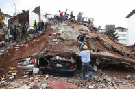 <p>CIUDAD DE MÉXICO Earthquake/Sismo-CDMX.- El fuerte sismo que sacudió este martes la Ciudad de México provocó el colapso de edificios en varios puntos de la capital y dejó decenas de muertos y un número indeterminado de personas atrapadas bajo los escombros. En la imagen, personal y equipos de rescate en el edificio de Coapa en la calle Racho el Arco, al sur de esta capital. Foto: Agencia EL UNIVERSAL/Luis Cortés/RCC </p>