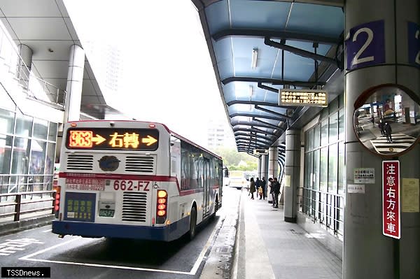 板橋公車站二月廿六日至廿七日進行第二月台車道修繕原停靠公車將調整至第一月台。（圖:新北交通局提供）