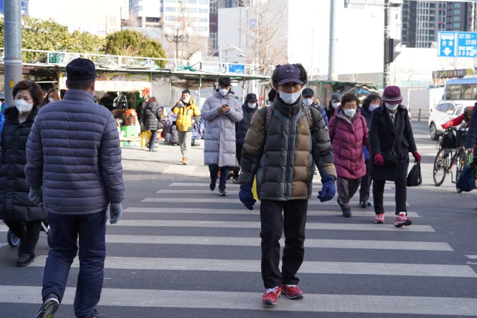 韓國去年室外口罩雖然解封，但路上行人多數仍會自律戴口罩。吳珮如攝