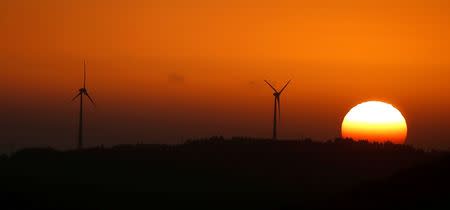 Electric power windmills are seen on the outskirts of Lisbon, Portugal August 2, 2016. Picture taken August 2, 2016. REUTERS/Rafael Marchante