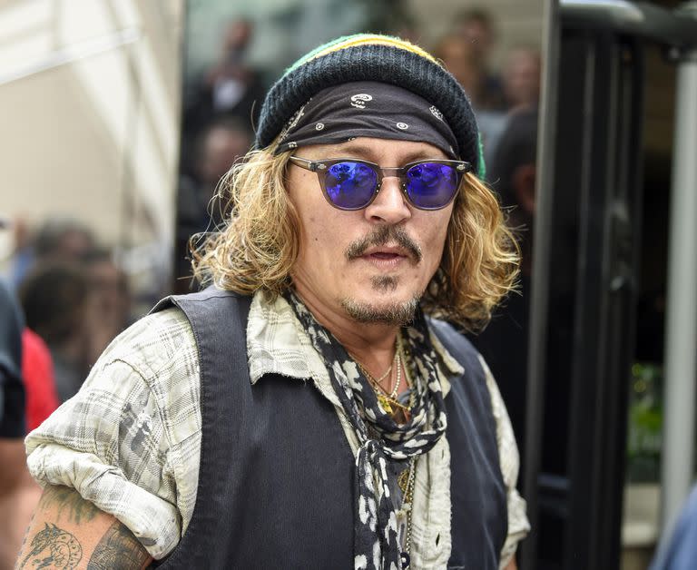 Sin lugar en la pantalla grande, Johnny Depp presentó su primera colección de cuadros y recaudó millones de dólares