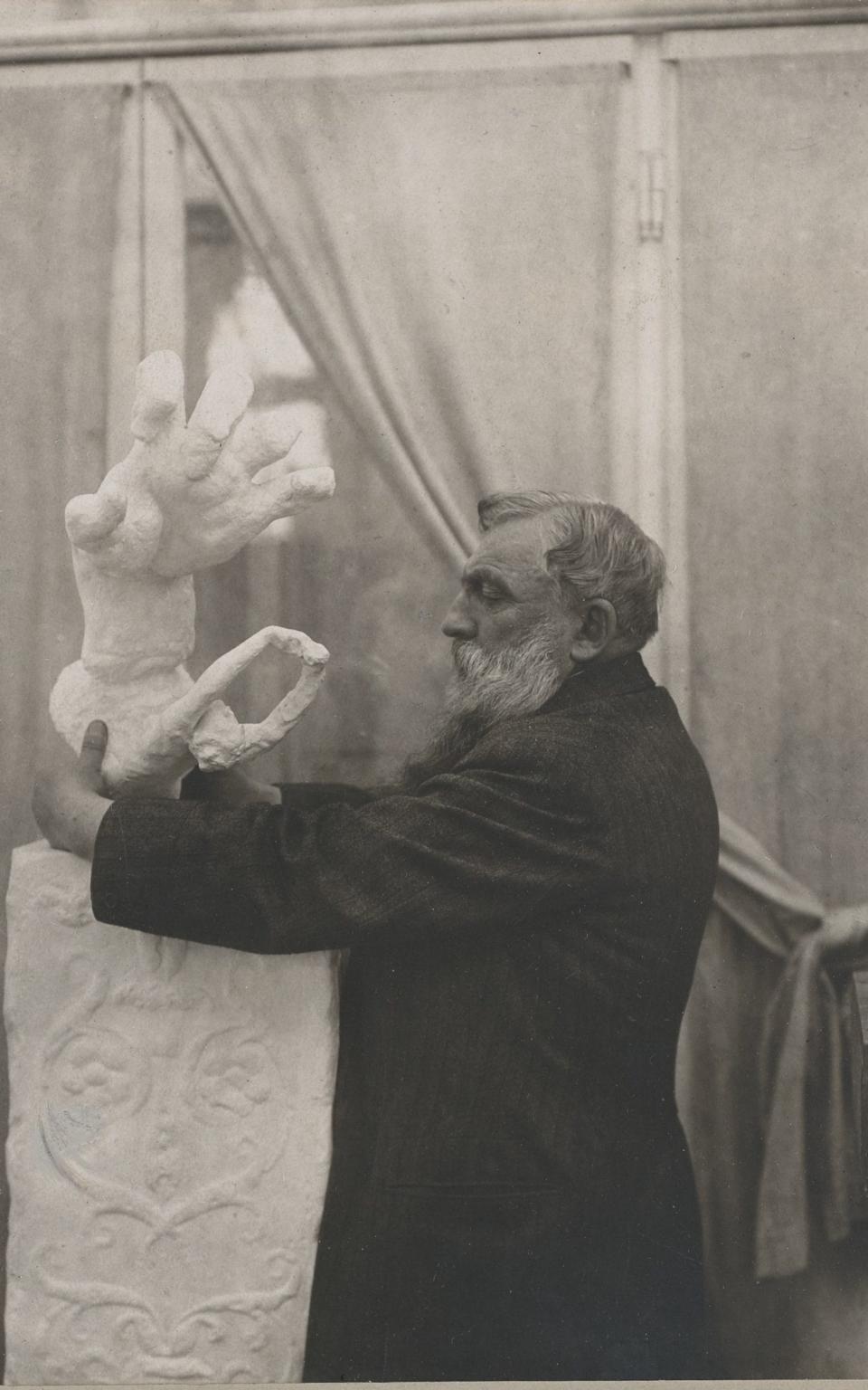 Rodin placing the plaster Clenched Hand with Imploring Figure on a pedestal, in the Pavillon de l’Alma, Meudon, 1906 - Musée Rodin