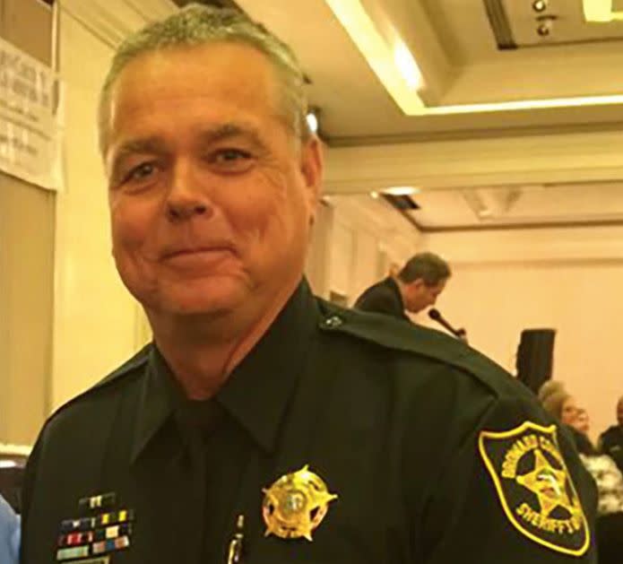 Deputy Scot Peterson told other officers not to enter the building&nbsp;as a gunman was shooting students. (Photo: Twitter)