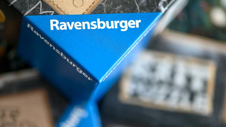 Der Spieleverlag Ravensburger hat 2020 fast ein Drittel mehr Puzzles verkauft als im Jahr zuvor. Foto: dpa